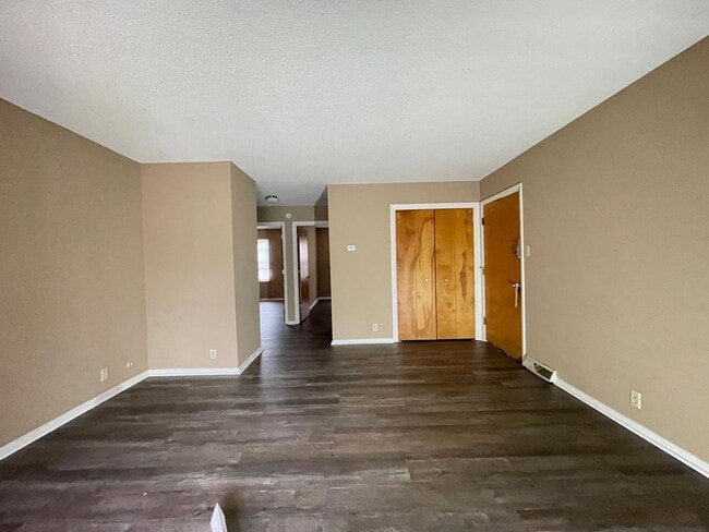 Building Photo - Spacious 2 Bedroom!