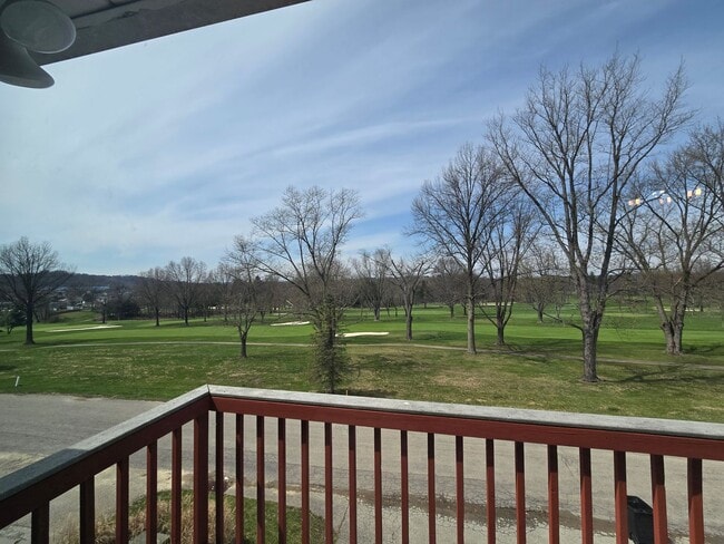 Building Photo - Beautifully Updated 3 Bedroom 2.5 Bathroom Townhouse - Golf Course View!