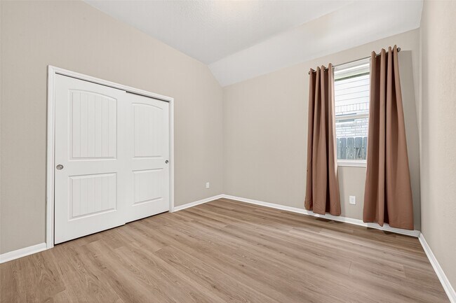 Building Photo - 24527 Royal Pike Dr