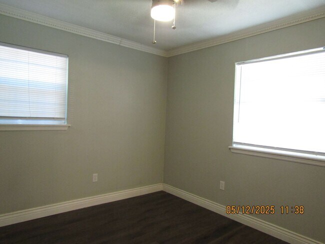 Building Photo - Lovely 3 bedroom 1 1/2 bath Pet friendly h...