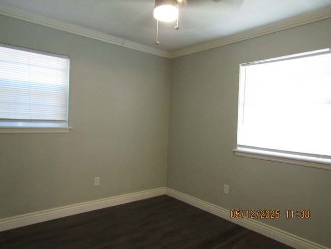 Building Photo - Lovely 3 bedroom 1 1/2 bath Pet friendly home