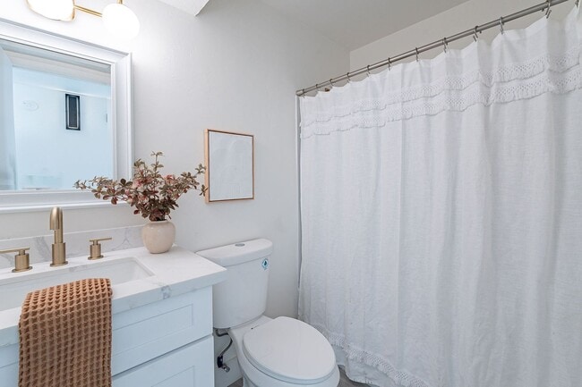 Building Photo - Gated community townhome- fully updated!