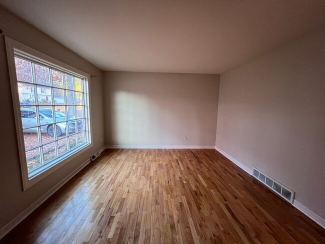 Building Photo - 4 bedroom home in Lowell Schools!