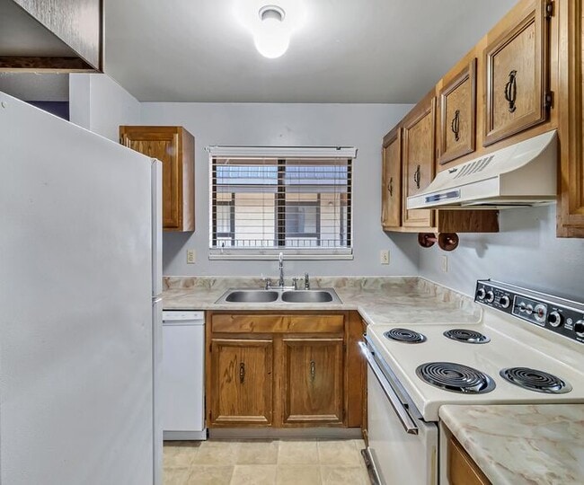 Building Photo - Bright & Spacious 1BD/1BA Top-Floor Unit w...