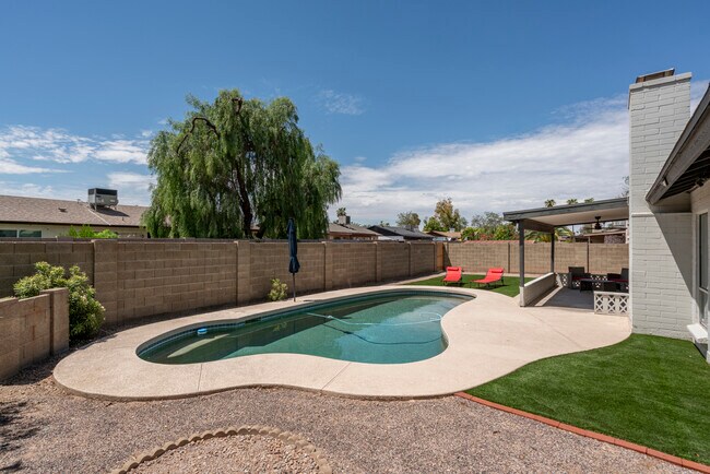 Building Photo - 951 W La Jolla Dr