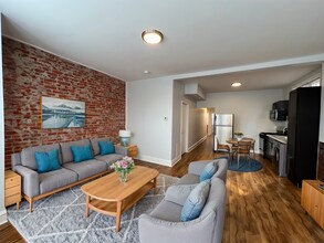 Building Photo - 4129 W Girard Ave