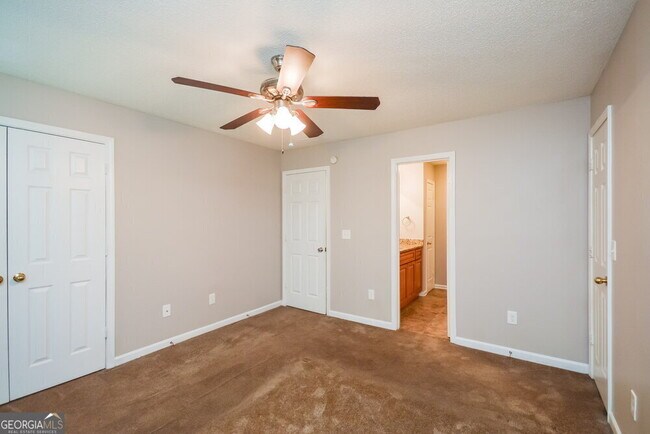 Building Photo - 135 Lakeside Cir