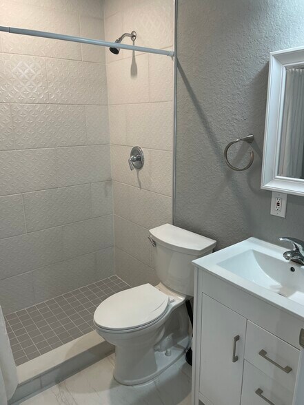 Building Photo - 1331 Manor Dr