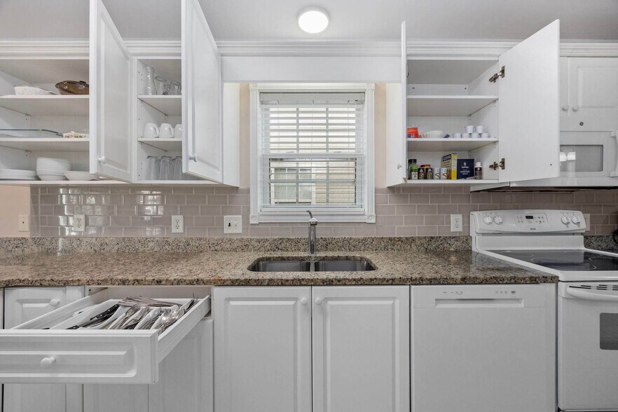 Building Photo - 113A S Yaupon Dr