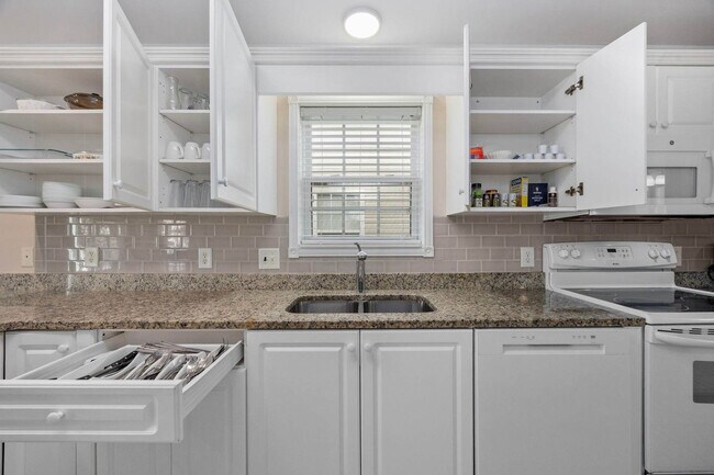 Building Photo - 113A S Yaupon Dr