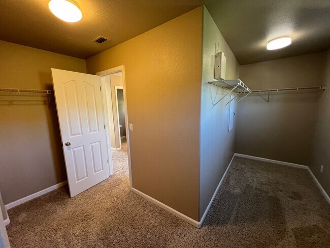 Building Photo - Highly Saught After Stonelake 4 Bedroom wi...