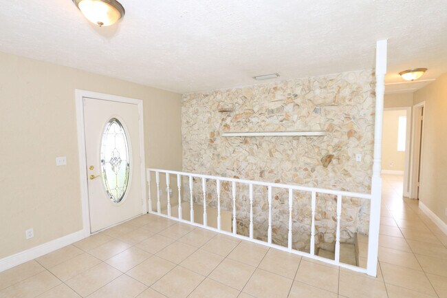 Building Photo - 4916 Silver Oak Dr