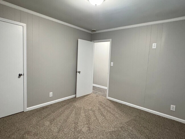 Building Photo - Excellent location! Just Remodeled 2 Bed/1...