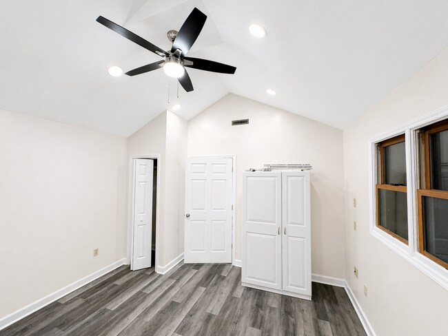 Building Photo - 1320 N Main St