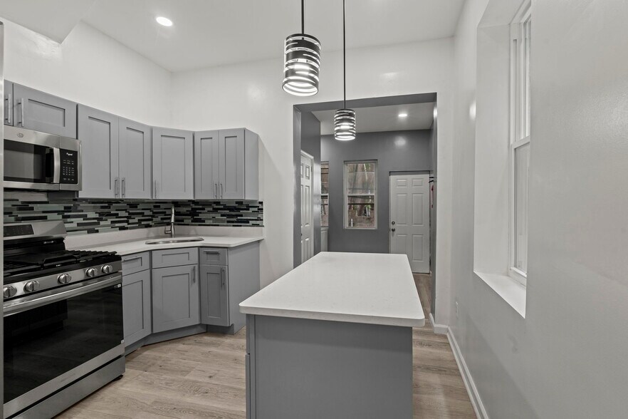 Building Photo - 2455 N 31st St
