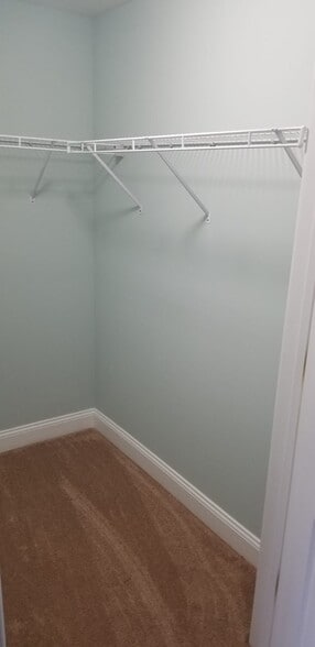 Building Photo - 2000 Fountainview Cir