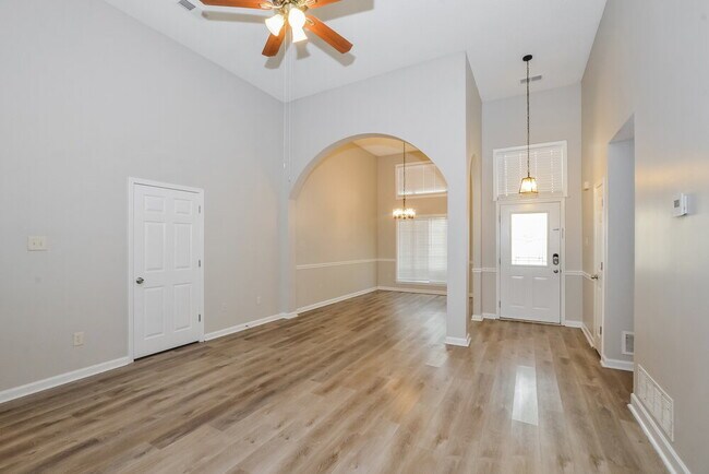 Building Photo - 6164 Kingsview Dr