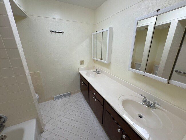 Building Photo - 3 Bedrooms! 2 Bath! Kickapoo Schools! Vill...