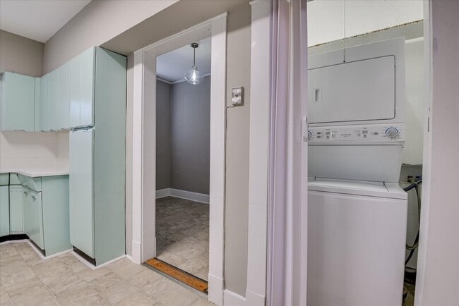 Building Photo - 933 Russell St