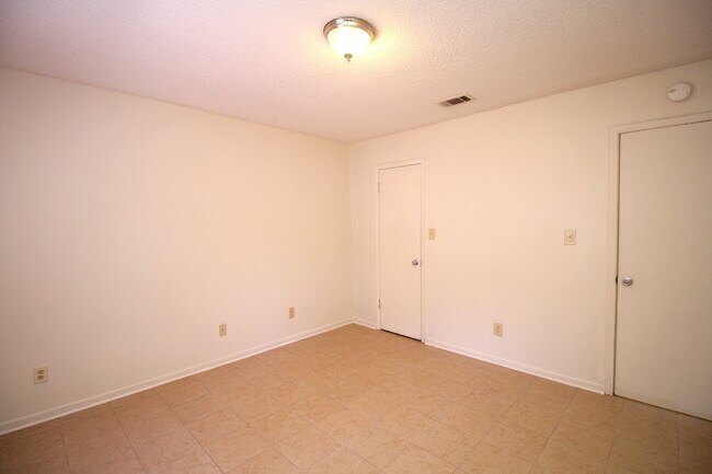 Building Photo - Affordable 2BR with Utilities Included – G...