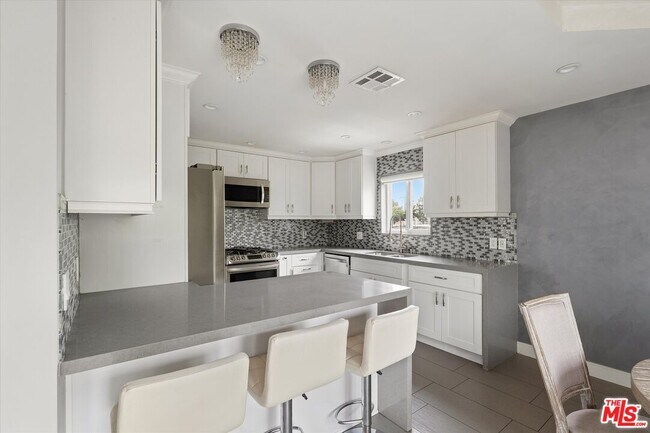 Building Photo - 5534 Sylmar Ave