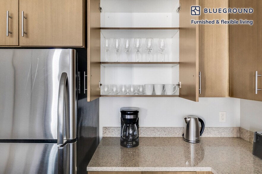 Building Photo - 2121 6th Ave