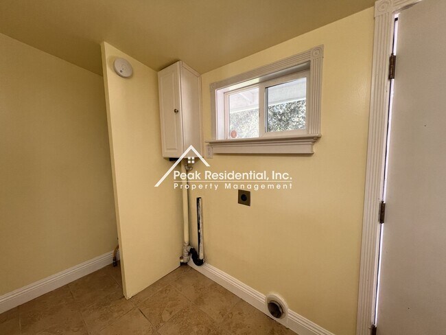 Building Photo - 6101 Mariposa Ave