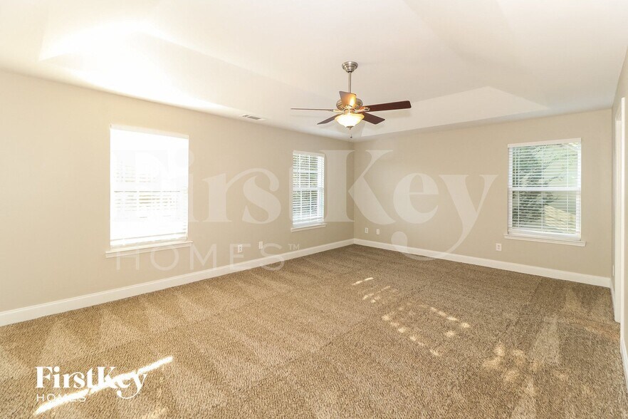 Building Photo - 422 Howell Crossing