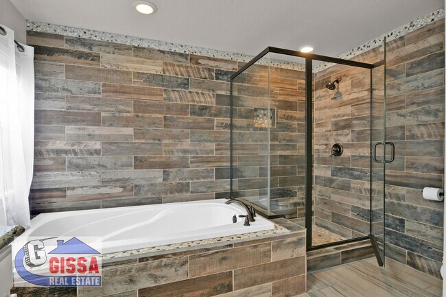 Building Photo - Beautiful home with 7 bedrooms, 5 1/2 bath...