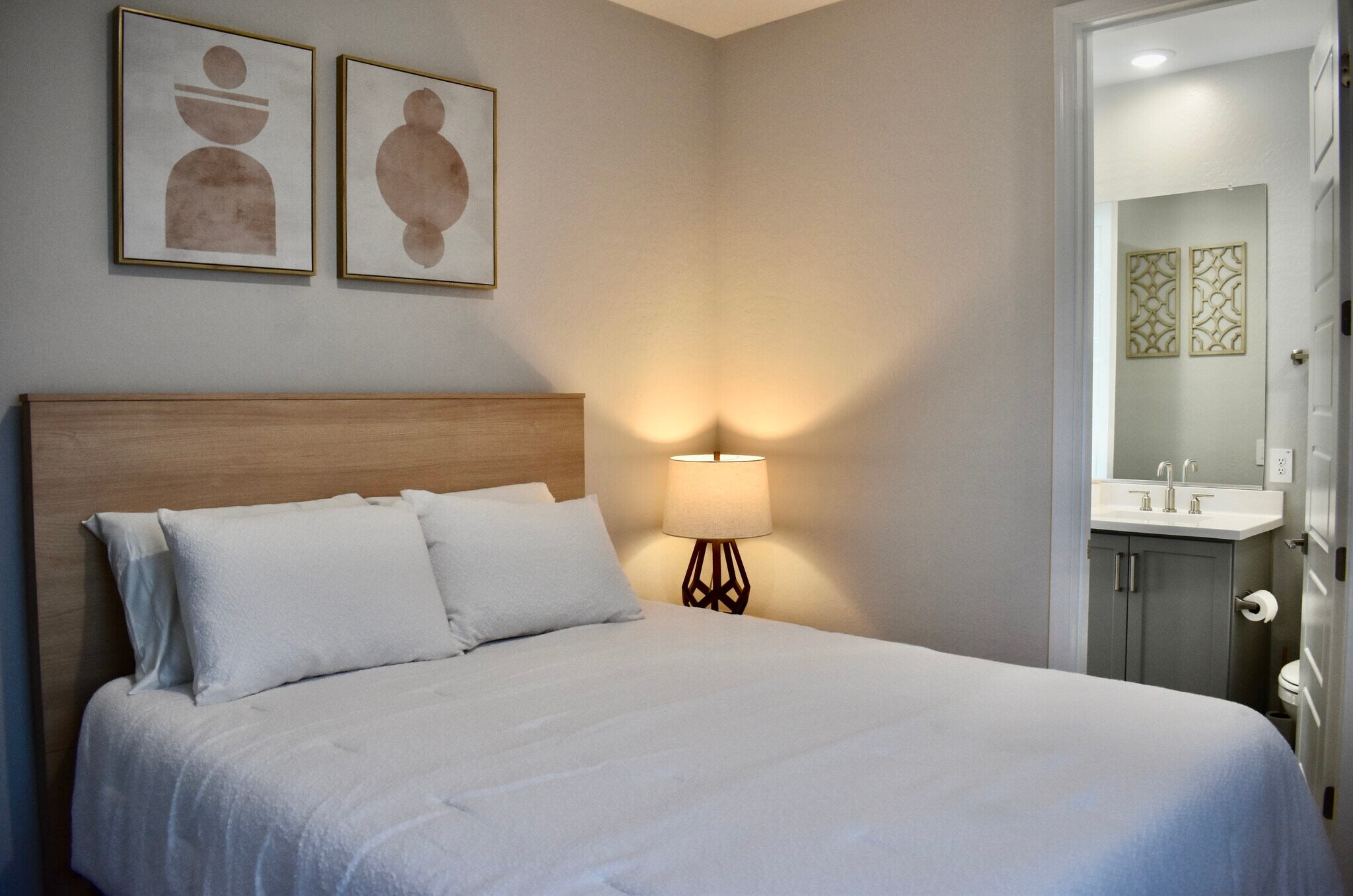 Building Photo - 5128 E Coolbrook Ave