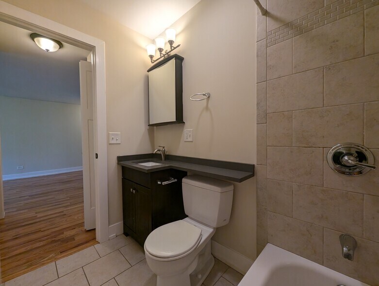 Building Photo - 557 W Arlington Pl