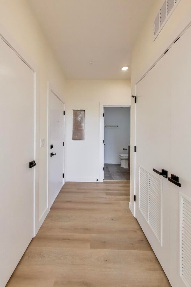 Building Photo - 1950 W Lawrence Ave