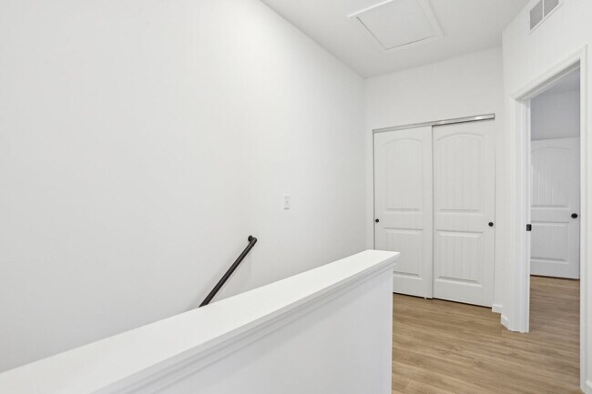 Building Photo - 1604 Parkview Dr