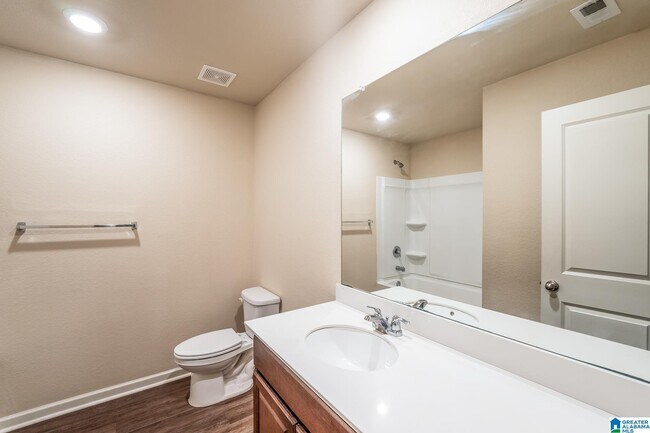 Building Photo - 605 Clover Cir