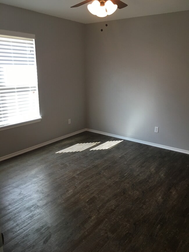 Building Photo - 102 W Speer Ave