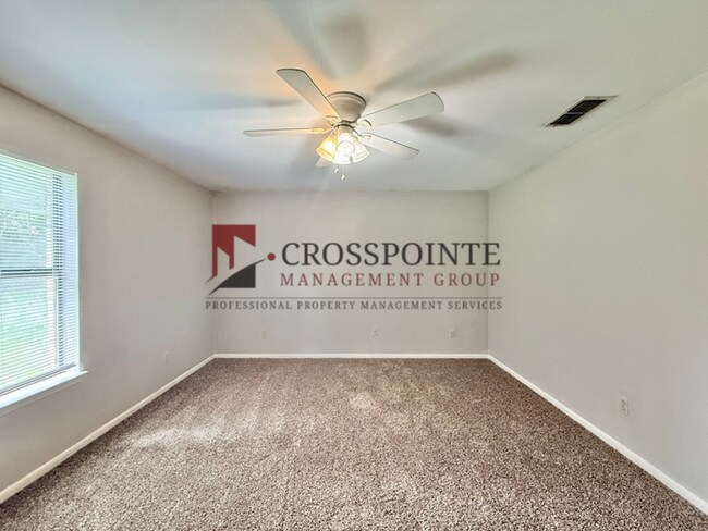 Building Photo - 3 Bedroom, 2 Bathroom Duplex!