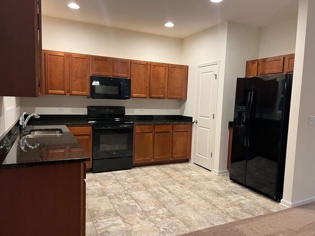 Building Photo - Available NOW- Lovely 2 Bedroom 2.5 Bath T...