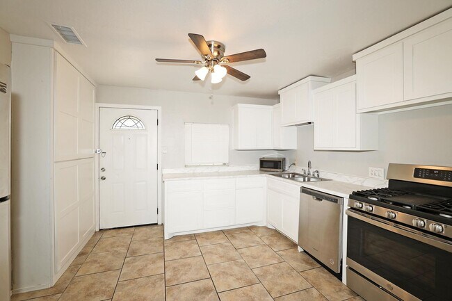 Building Photo - Cute home in Gables for rent~ 2 bed/1 bath