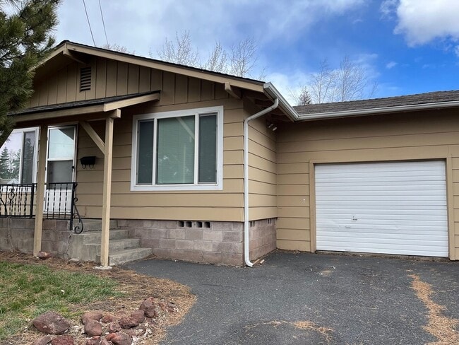 Primary Photo - 2 Bedroom, 1 Bathroom Duplex - Located nea...