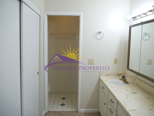 Building Photo - 3 Bed 2.5 Bath 1,380 sqft Townhome in Carmichael