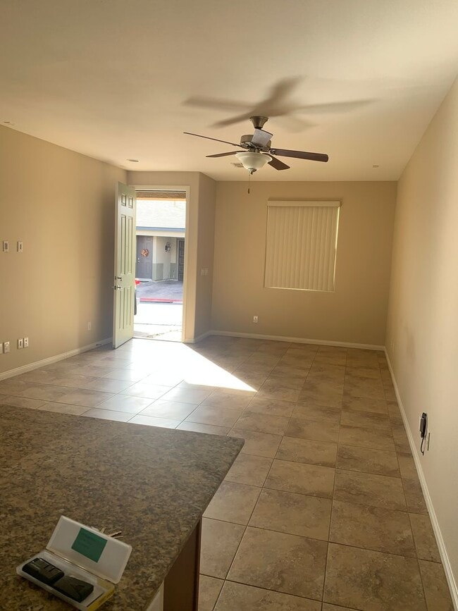 Building Photo - Upgraded Townhome