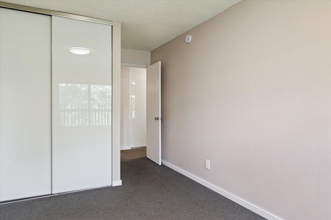 Building Photo - Pre-Lease Aug 2025 Remodeled 2 Bedroom 1 B...