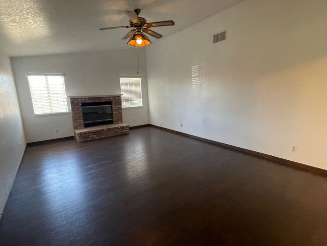 Building Photo - Apple Valley- 3 Bedrooms, 2 Bathrooms, Sol...