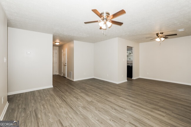 Building Photo - 9319 Forest Knoll Dr