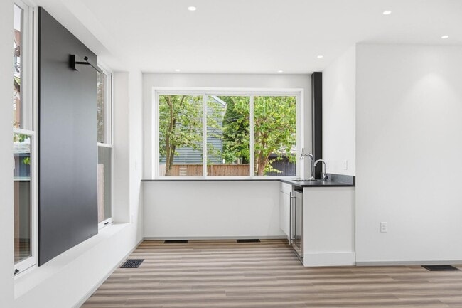 Building Photo - 107 Calder St
