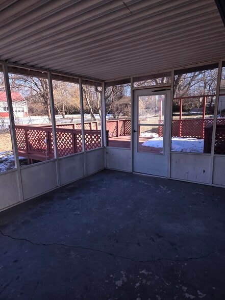 Screened in Sunroom - 120 W North Ave
