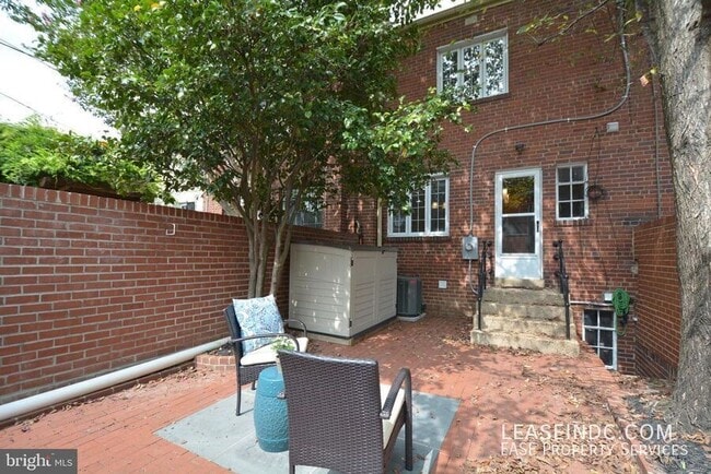 Building Photo - 704 Devon Pl