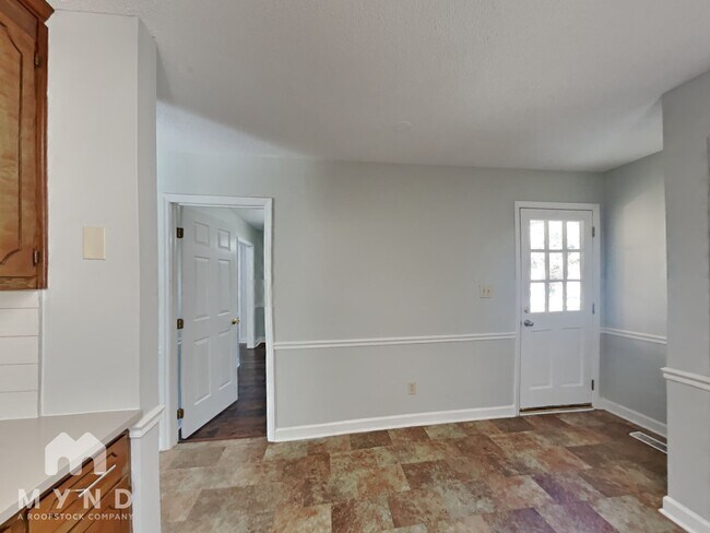 Building Photo - 1213 Shakentown St