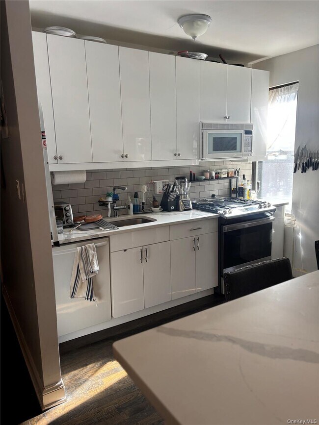 Building Photo - 77-11 35th Ave