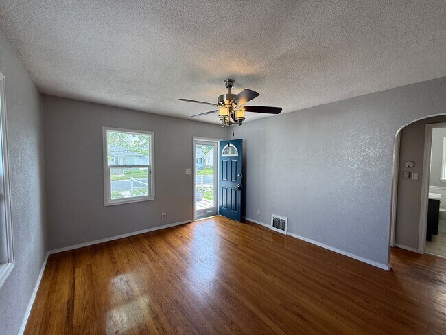Building Photo - Three Bedroom, Two Bathroom Home! One car garage!